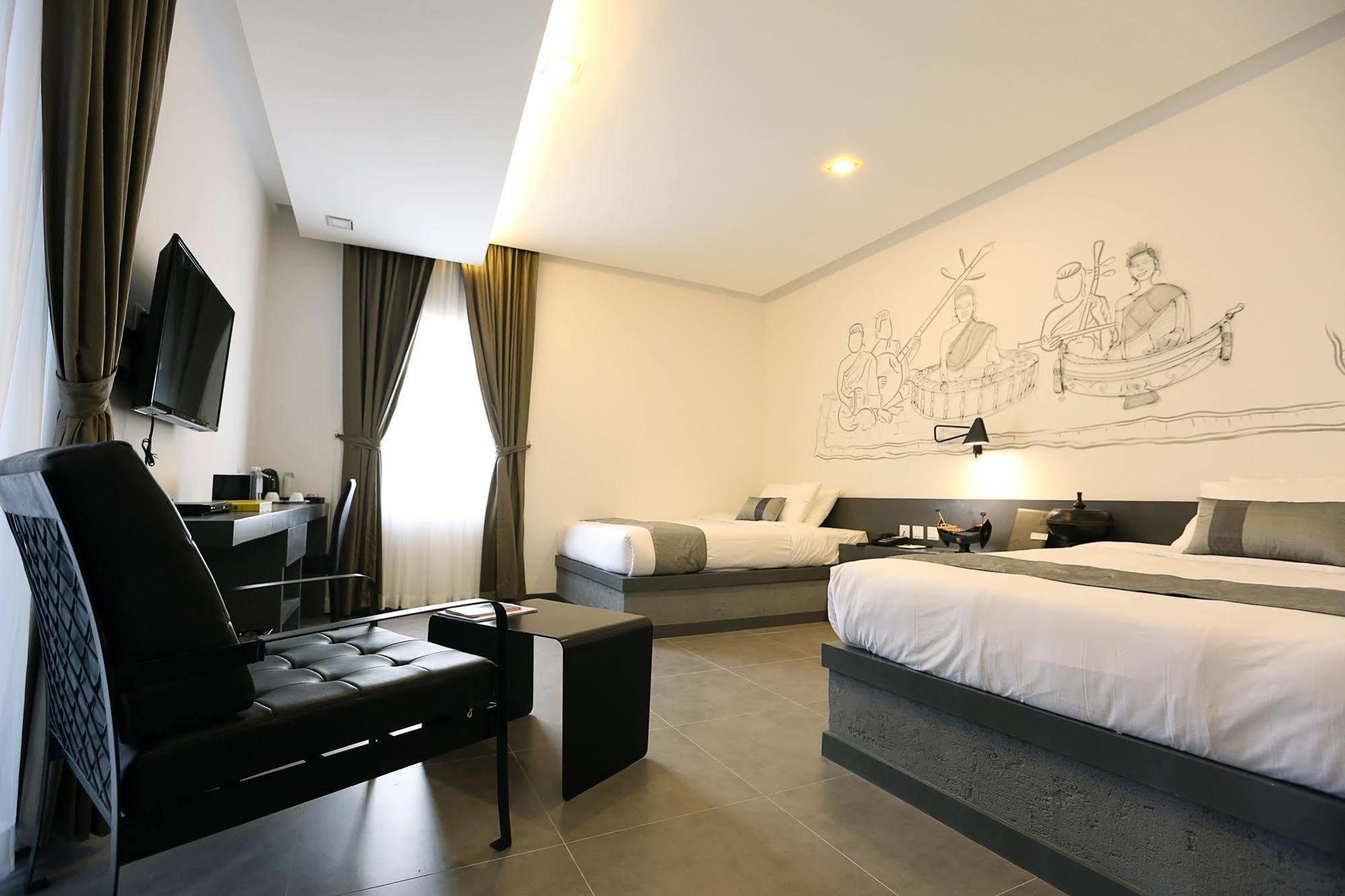 Hotel Records Phnom Penh Exteriör bild