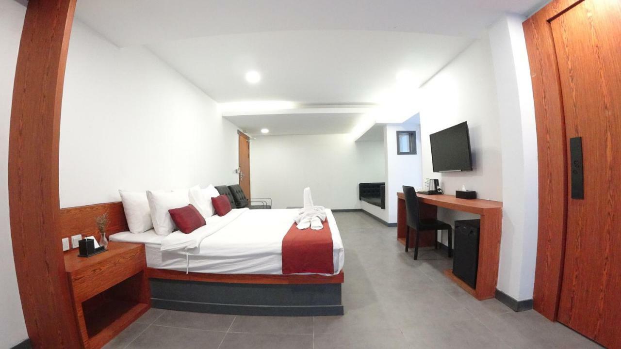Hotel Records Phnom Penh Exteriör bild
