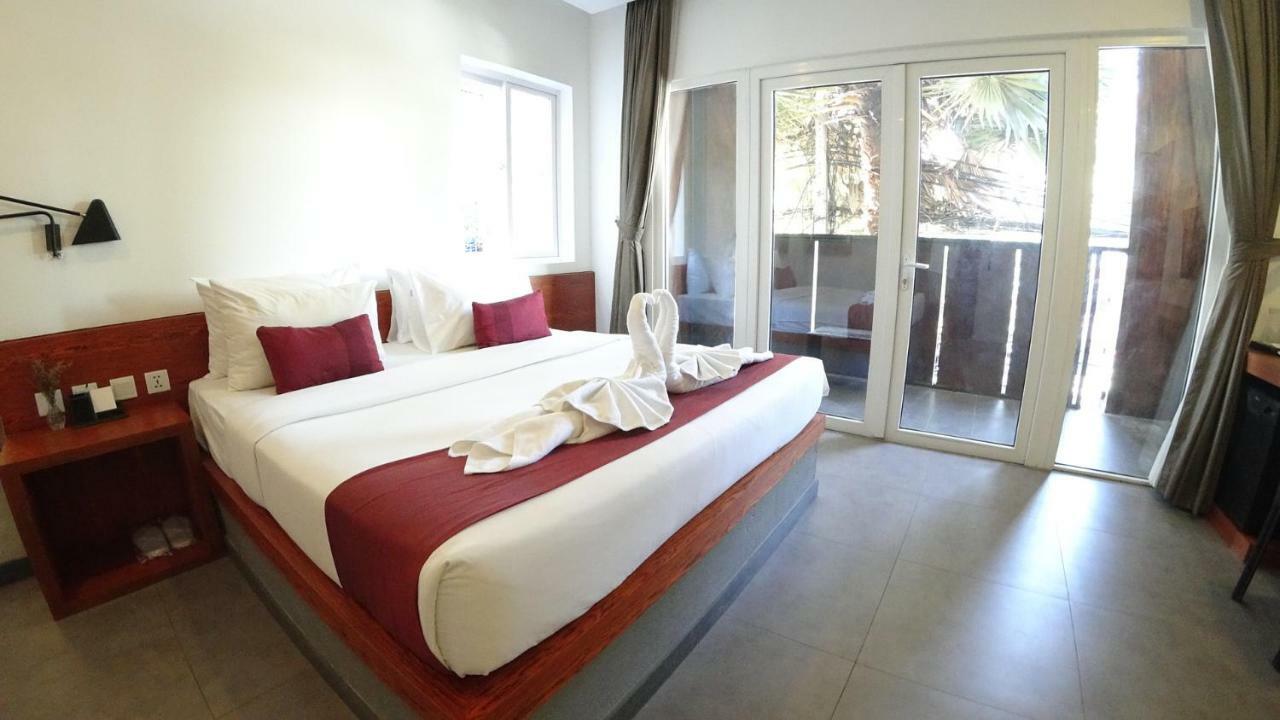 Hotel Records Phnom Penh Exteriör bild