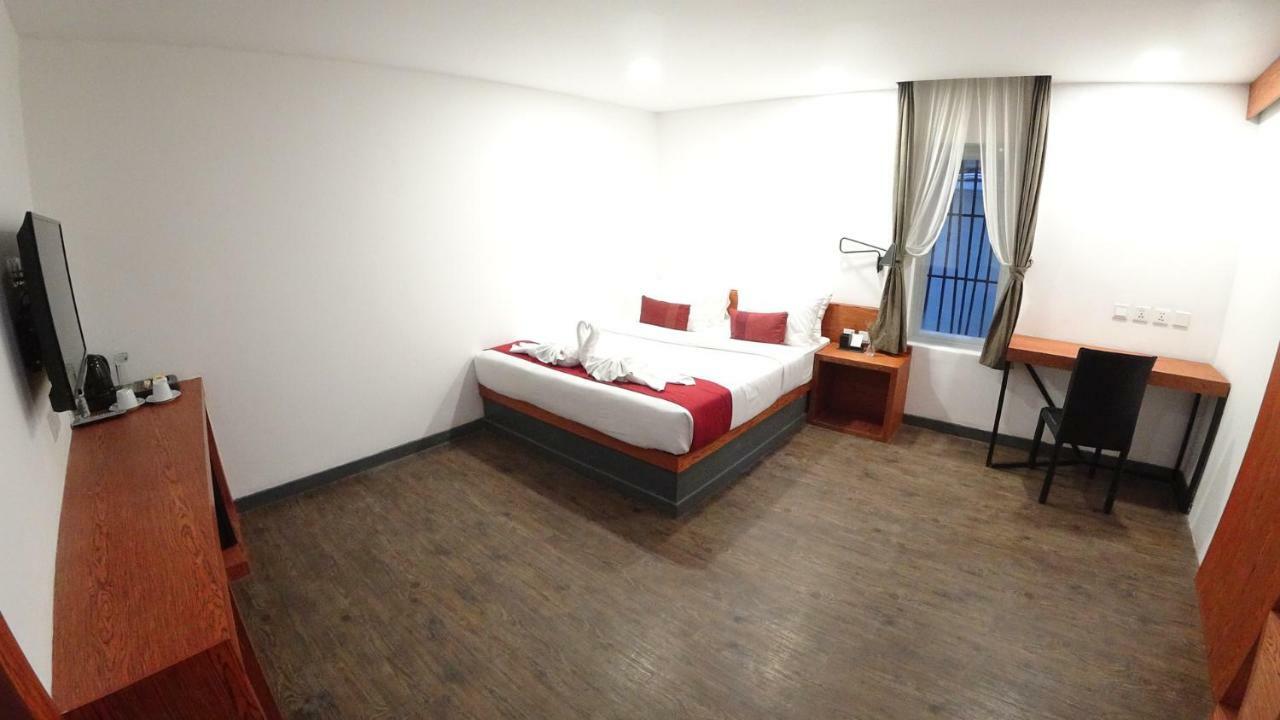 Hotel Records Phnom Penh Exteriör bild