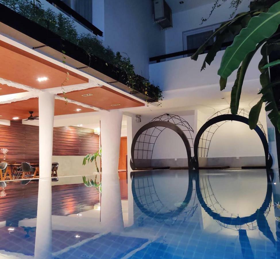 Hotel Records Phnom Penh Exteriör bild